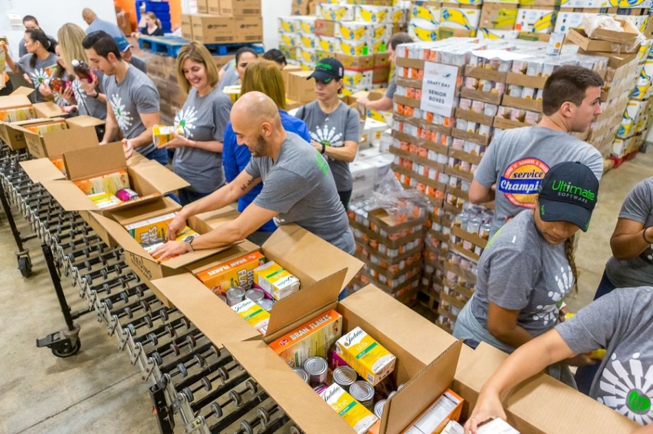 2020/12/1607381342_feeding-america-volunteering.jpg