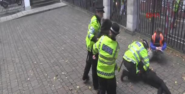 Londra'da polisle öğrenciler çatıştı