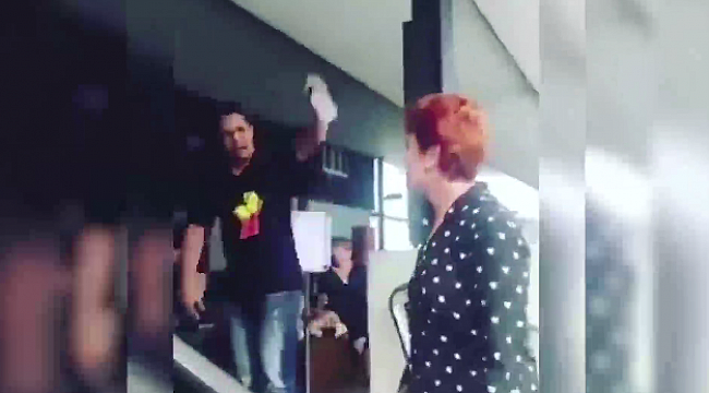 Burka'yı Protesto eden Vekili Böyle Kovdu
