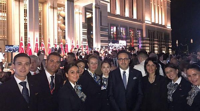 Hayat kurtaran kabin memurları 30 Ağustos resepsiyonuna katıldı
