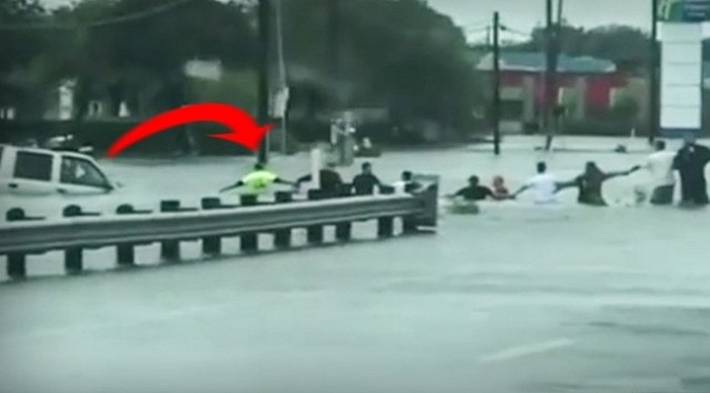 Houston'da selde mahsur kalan yaşlı adam insan zinciri ile kurtarıldı