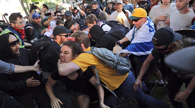 Los Angeles'ta Gergin Irkçılık Protestosu
