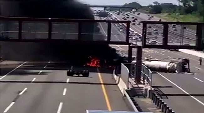 NJ Turnpike Girişinde Petrol Tankeri Alev Aldı