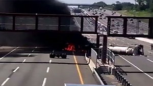 NJ Turnpike Girişinde Petrol Tankeri Alev Aldı