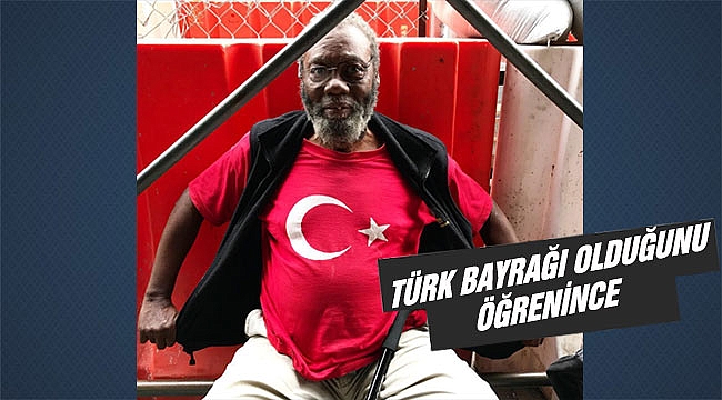 Türk Bayraklı Tişörtü Gururla Taşıyan Siyahi