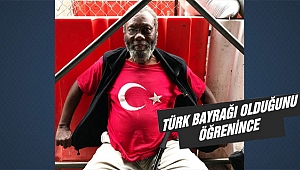 Türk Bayraklı Tişörtü Gururla Taşıyan Siyahi
