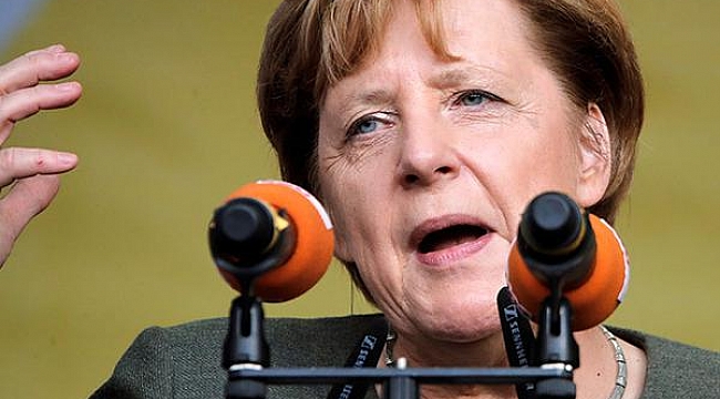 Merkel Türk kökenli seçmenden oy istedi