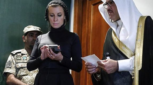 Zaharova'nın başörtüsü Rusları kızdırdı!