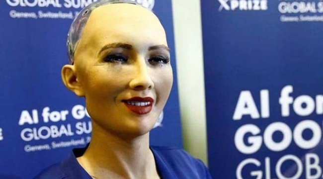 Dünyanın ilk vatandaş robotu Sophia aile kurmak istiyor