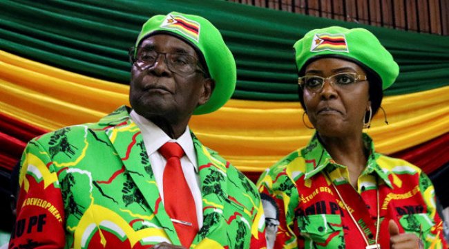 Zimbabve'de beklenen oldu! Mugabe parti liderliğinden alındı