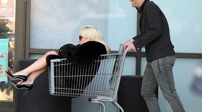 Lady Gaga Sepete Alışveriş Yaptı