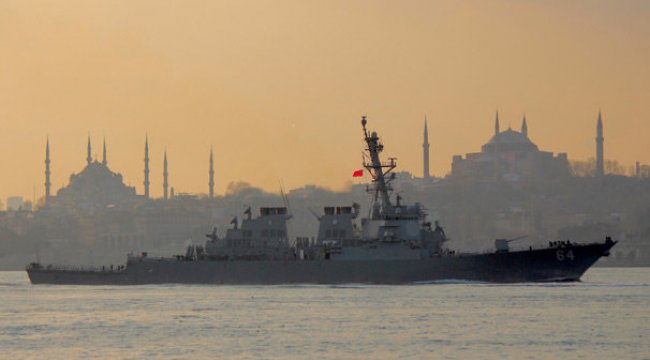 ABD savaş gemisi İstanbul Boğazı'ndan geçti