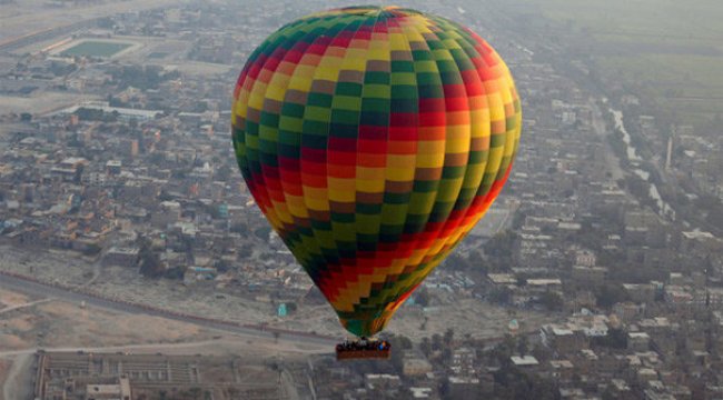 Mısır'da turistlerin bindiği balon düştü