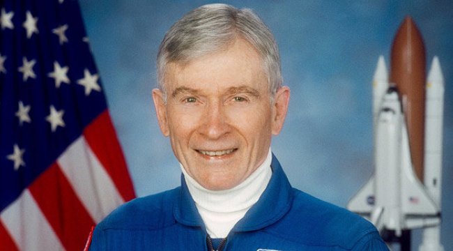 NASA'nın efsane pilotu John Young hayatını kaybetti