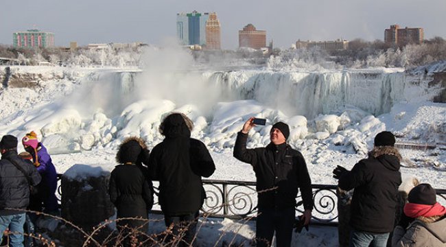 Niagara Şelaleleri buz akıyor