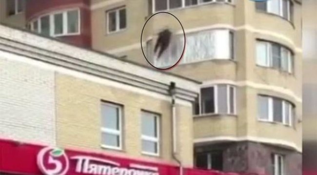 Yangından kurtulmak için önce çocuğunu camdan attı, sonra kendi atladı