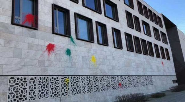 Almanya'da çirkin olay! Türk Büyükelçiliği'ne saldırdılar