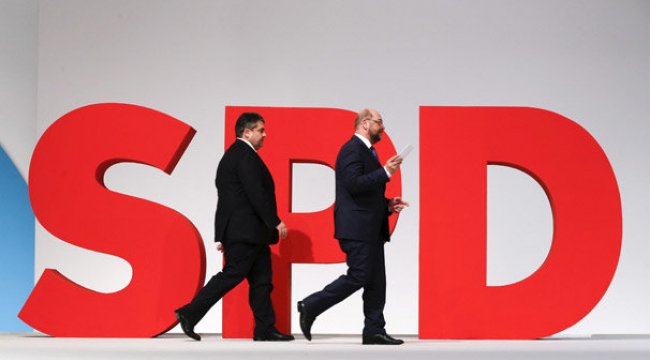 Almanya'da SPD'nin oy kaybı sürüyor