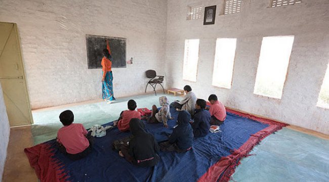 Hindistan'da okul müdürü öğrencileri 'ateşle sınadı'