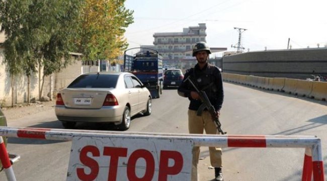 Pakistan'da bombalı saldırıda 11 asker öldü