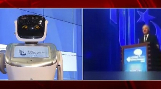 Robot Bakan'dan Özür Diledi