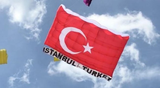 Tayland’daki festivalde dev Türk Bayrağı uçurdular