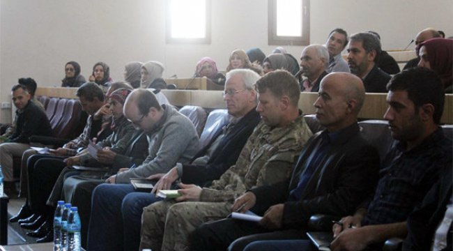 ABD askerleri YPG'lilerle Menbic'te buluştu!