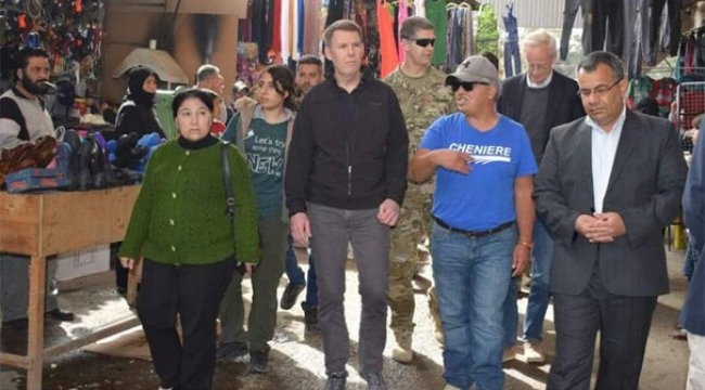 ABD'li komutanlar Menbic'te çarşı turunda