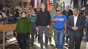 ABD'li komutanlar Menbic'te çarşı turunda