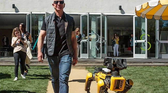 Amazon'un Sahibi Robot Köpeğiyle