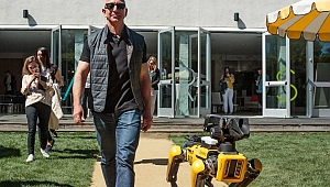 Amazon'un Sahibi Robot Köpeğiyle
