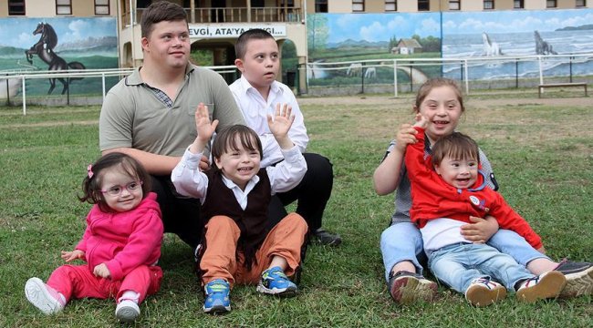 Down sendromlu çocukların gülümsemesi sizi yanıltmasın