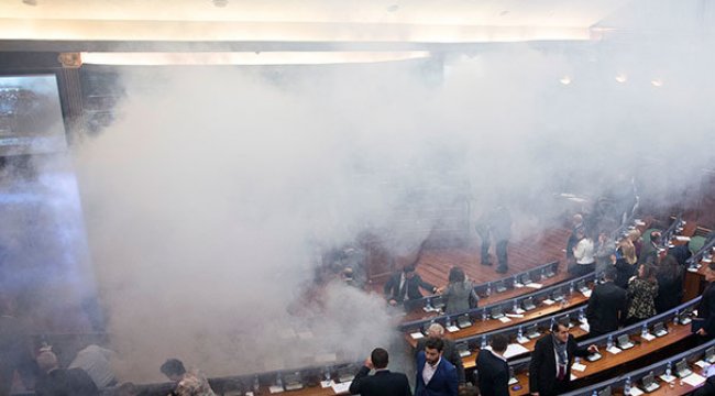 Kosova meclisinde gaz bombası atıldı