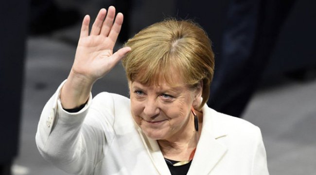 Merkel resmen seçildi!