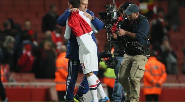 Mourinho, Mesut Özil'in kitabına önsöz yazdı