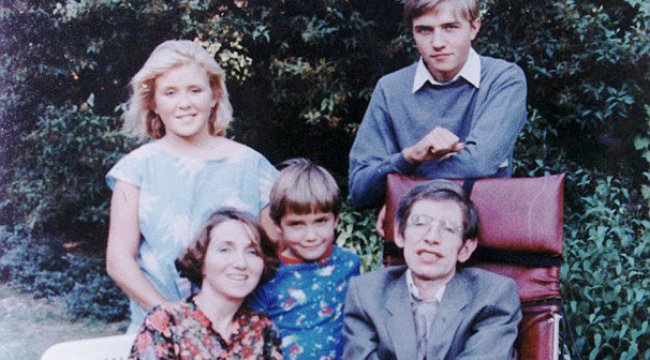Stephen Hawking hayatını kaybetti!