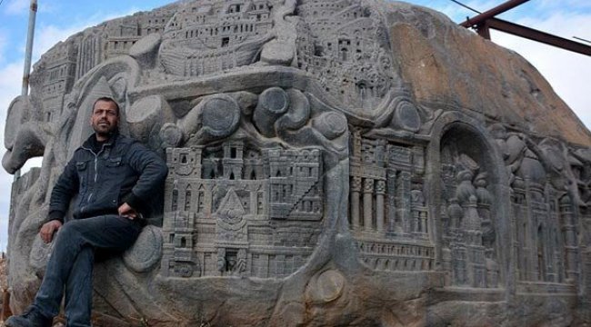 Suriyeli heykeltıraş barış mesajını 117 tonluk kayaya işledi