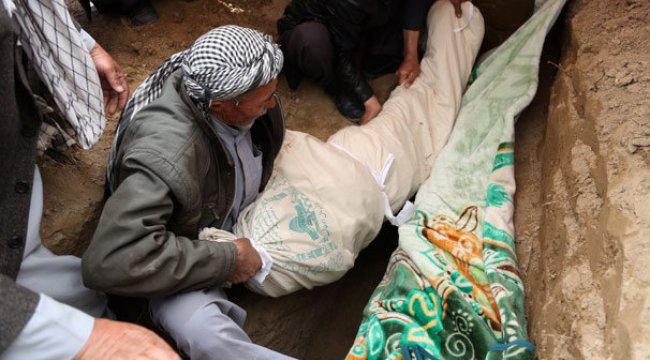 Afganistan'da kurbanlar toprağa veriliyor