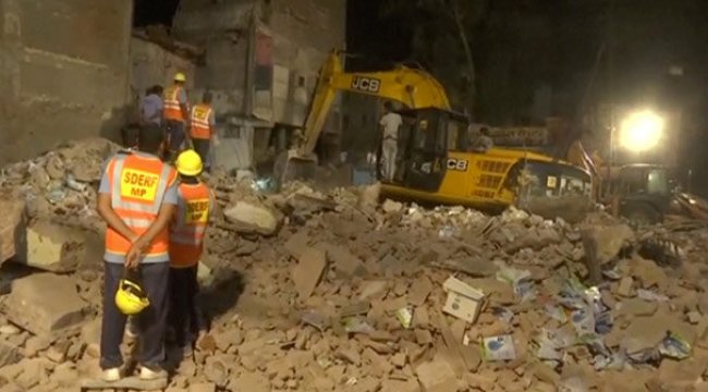 Araç çarptı, 100 yıllık bina çöktü