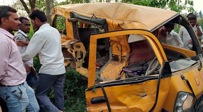 Hindistan'da tren okul servisine çarptı: 14 ölü