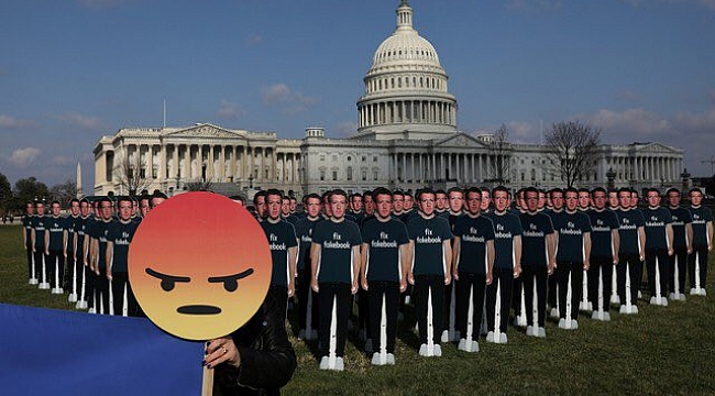 Kongre Önünde Mark Zuckerberg Protestosu