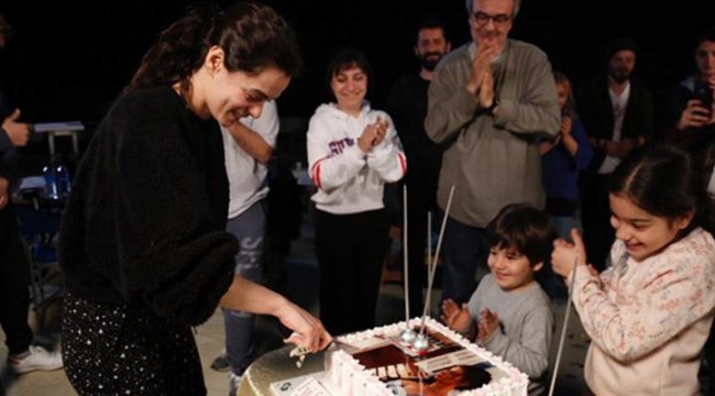 Özge Özpirinçci'ye doğum günü sürprizi