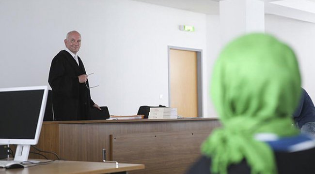 Almanya'dan başörtülü öğretmene ret