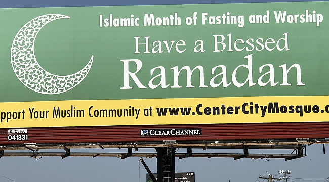 Philadelphia Girişinde Dev Ramazan Levhası