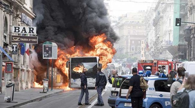 Roma'nın merkezinde otobüs alev aldı!