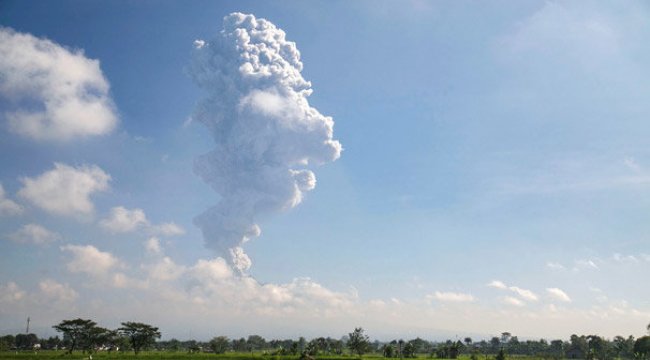 Merapi Yanardağı yeniden patladı