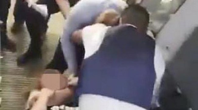 Uçak görevlisine kafa attı! Ortalık bir anda karıştı