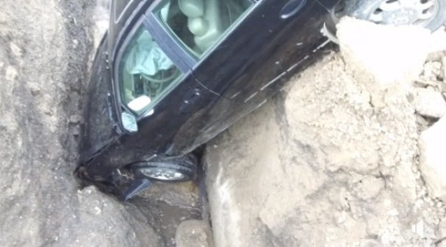 Otomobille obruğa düştü!