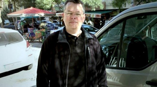 Rahip Brunson ev hapsine alındı