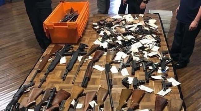 Sokak sokak dolaşıp silah topluyorlar